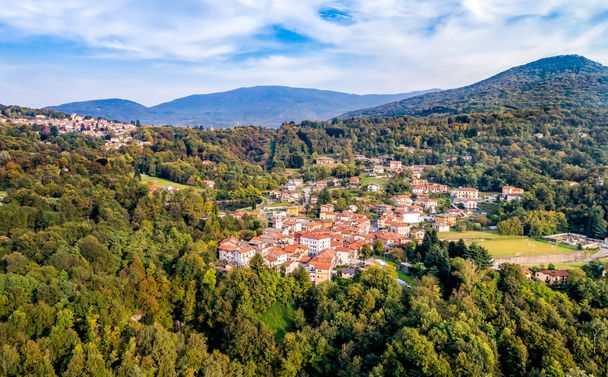 Veduta aerea di Ferrera di Varese, è un piccolo borgo situato sulle colline a nord di Varese
 - Foto, immagini