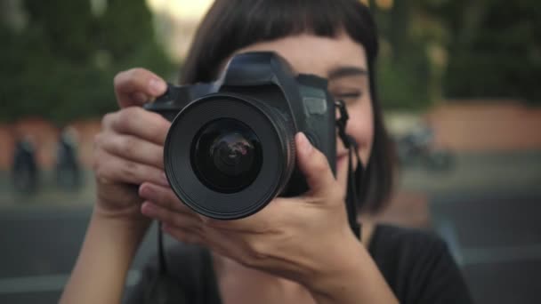 Young smiling girl with camera - Filmagem, Vídeo