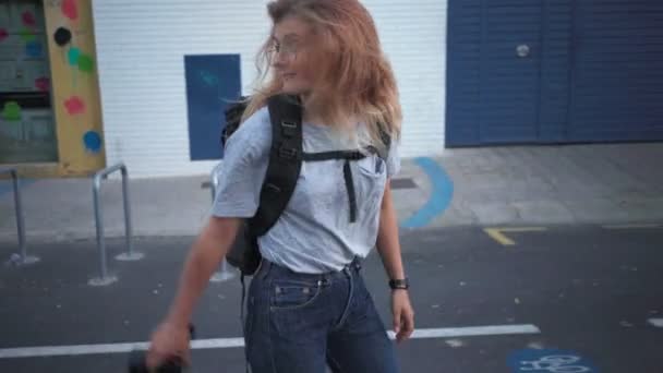 Tourist girl walks with camera - Кадры, видео