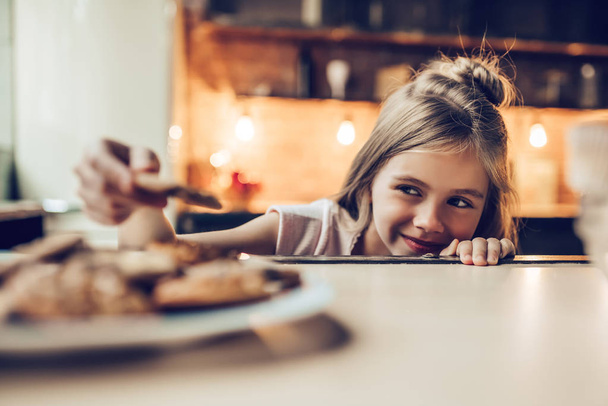 Little girl on kitchen - Foto, Imagem