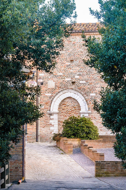 Puerta amurallada de la iglesia de Monteguiduccio en las Marcas italianas, Europa
 - Foto, Imagen