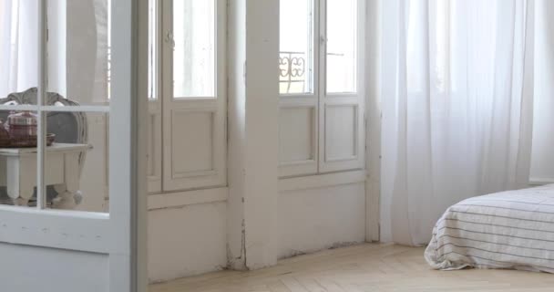 Panorama des Inneren des weißen gemütlichen Schlafzimmers - Filmmaterial, Video