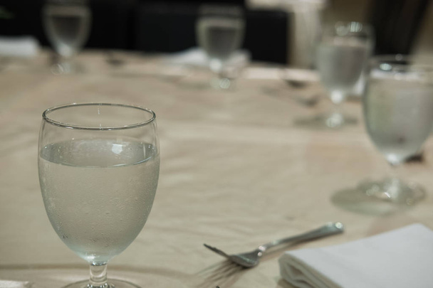 sklenice vody na stole. občerstvení, jídelna, restaurace inte - Fotografie, Obrázek