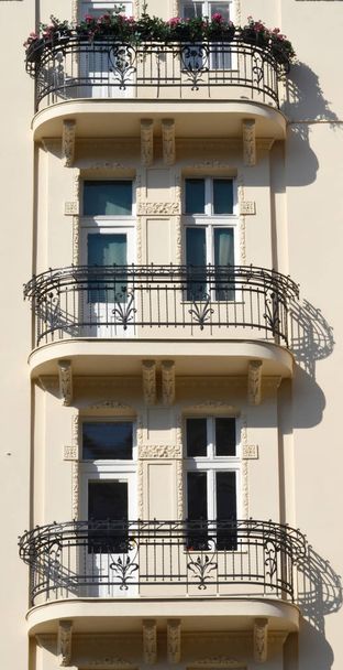 gevel met terrassen met bloem op privéhuis - Foto, afbeelding