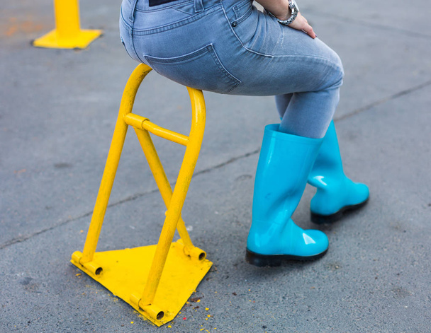 Mulher usando botas de chuva azuis
 - Foto, Imagem