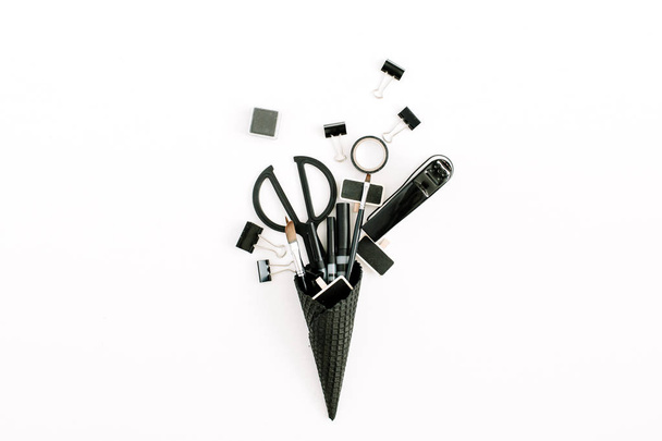 Cone de waffle de sorvete preto com ferramentas de papelaria de escritório
 - Foto, Imagem