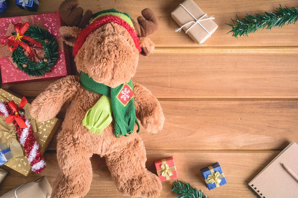 макет книги подарки и игрушки на деревянных досках
 - Фото, изображение