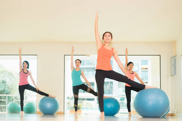 Cours de yoga en studio, Groupe de personnes faisant de la pose de yoga avec t
 - Photo, image