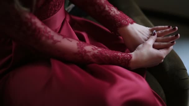 Nahaufnahme der Hände mit Ring der verheirateten Frau in Rot. streichelt sie ihre Hände und den Ring. - Filmmaterial, Video
