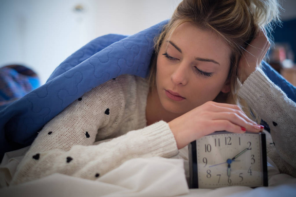 Adolescente cansada despertando por la mañana
 - Foto, Imagen