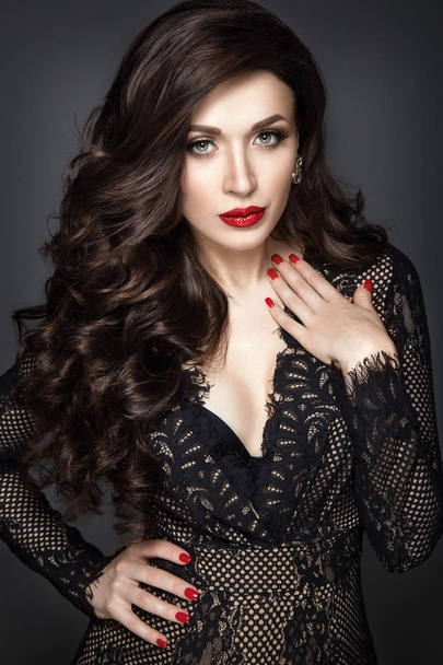 Beautiful woman with red lips - Foto, afbeelding