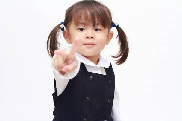 Japoński dziewczyna gra rock-paper-scissor w wizytowym (2 lat) (nożycowy) - Zdjęcie, obraz