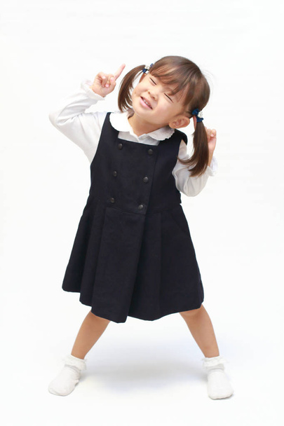 Японская девушка в официальной одежде (2 года)
) - Фото, изображение