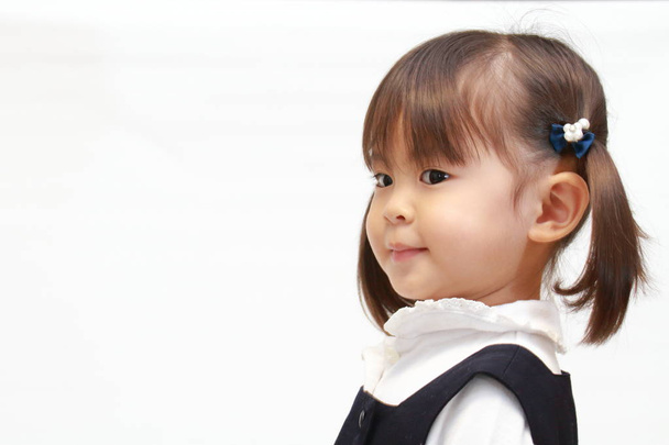 Японська дівчина в офіційну одяг (2 роки старі) (профіль) - Фото, зображення