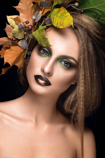 Woman with dark lips and leaves - Foto, afbeelding