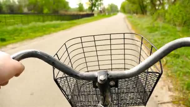 Andar de bicicleta numa estrada de asfalto. Tiro subjetivo de uma bicicleta
 - Filmagem, Vídeo