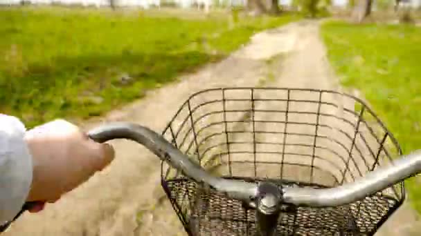 Kerékpár túra a gyönyörű vidéken. Vidéki úton. Gyönyörű természet - Felvétel, videó