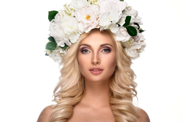 Woman with flowers on head - Zdjęcie, obraz