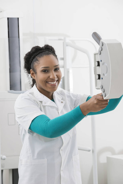 Female Radiologist Operating X-ray Machine In Hospital - Foto, immagini
