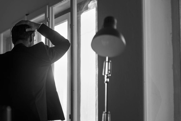 Депрессивный бизнесмен в черном деловом костюме
 - Фото, изображение