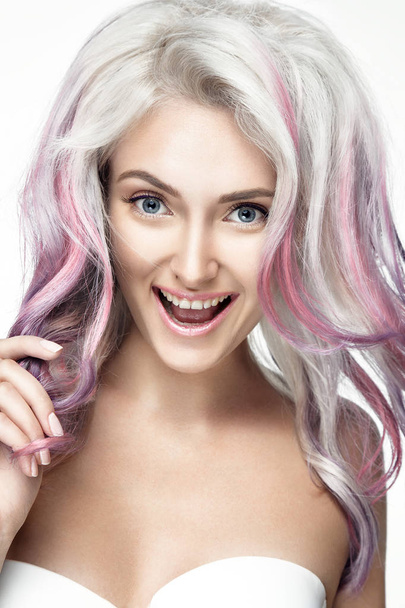 ピンク色の髪を持つ女性 - 写真・画像