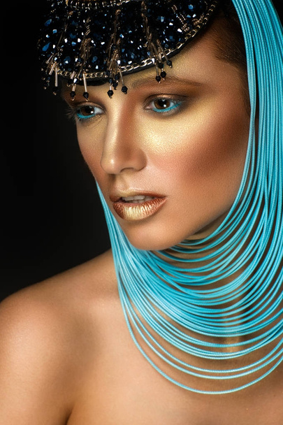 Woman with jewelry in egyptian style - Valokuva, kuva