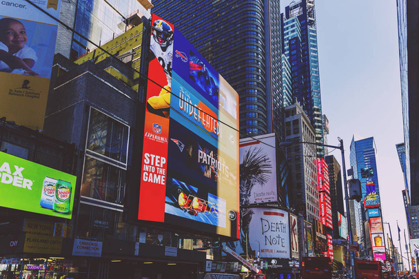 Busy Times Square in Manhattan, Nyc with plenty of billboards an - Фото, изображение