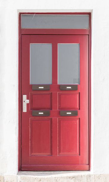 Porta d'ingresso in legno rosso vintage con quattro, Ratisbona, Germania
 - Foto, immagini