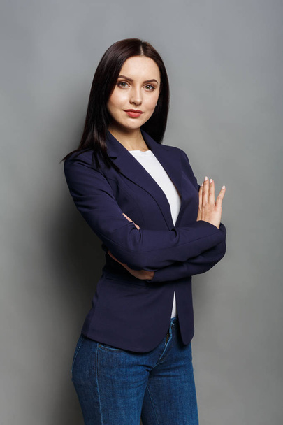 Beautiful young caucasian businesswoman studio shot on grey back - Foto, immagini