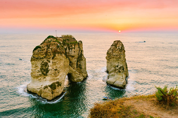 Puesta de sol en Beirut raouche rocas
 - Foto, imagen