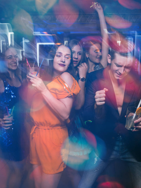 Счастливые друзья танцуют в движении
 - Фото, изображение