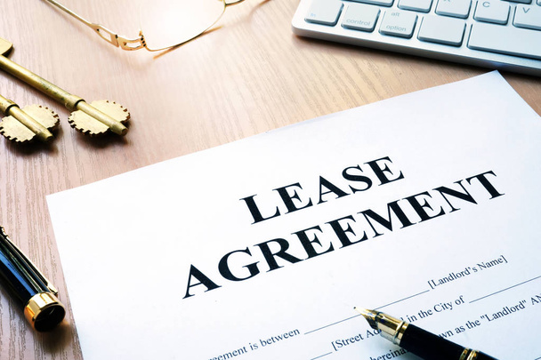 Verhuur lease overeenkomst formulier op een bureau. - Foto, afbeelding