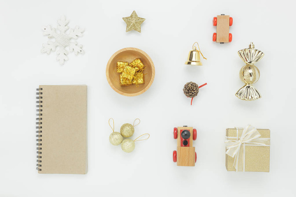 Плоский укладка предметов украшения и украшения для веселого Рождества и С Новым годом фон
 - Фото, изображение