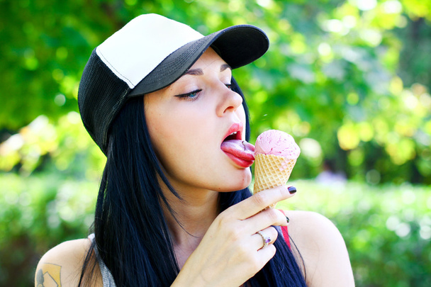 Portrait of sexy grunge young woman with ice cream outside - Foto, Imagen