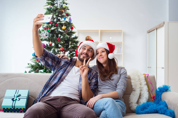 Mladý pár při selfie během Vánoc - Fotografie, Obrázek