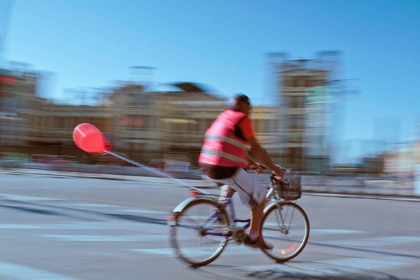Radler mit Luftballon beim Fahrradtag. Valencia. - Foto, Bild