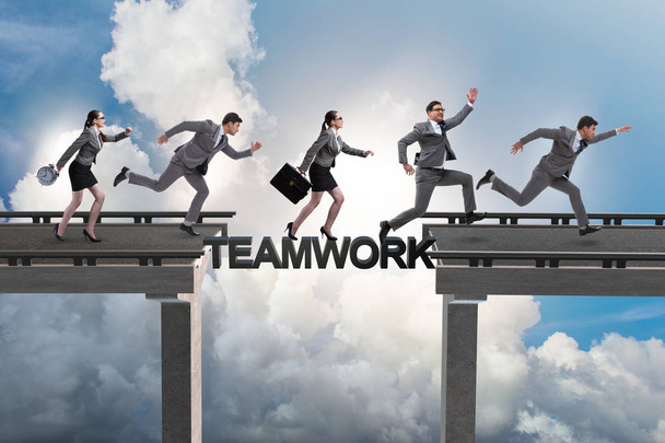 Teamwork-Konzept mit Geschäftsleuten über Brücke - Foto, Bild