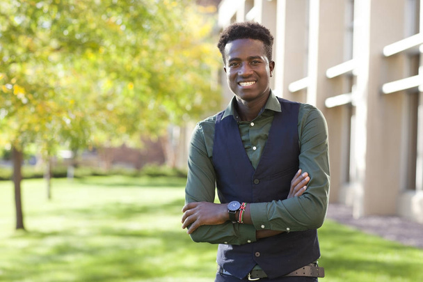 Guapo confiado joven estudiante negro sonríe en la universidad cam
 - Foto, Imagen