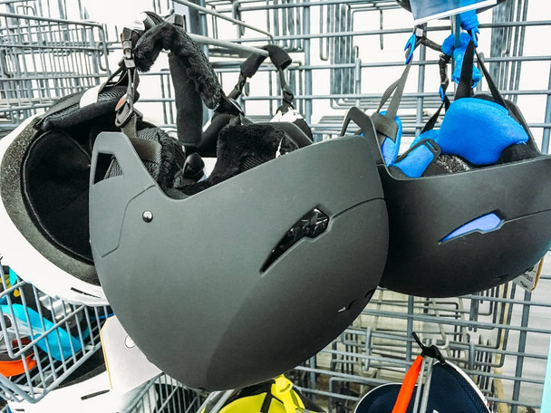 Cascos de bicicleta en tienda de deporte
 - Foto, imagen