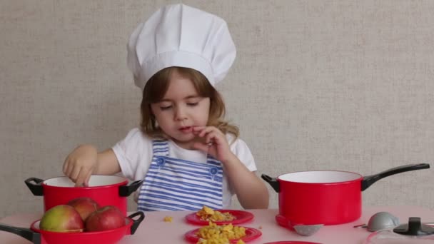 Retrato Adorable niña en sombrero de chef cocinar comida
 - Imágenes, Vídeo