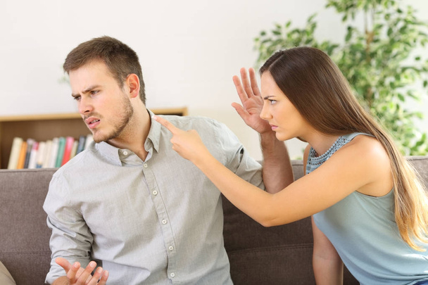 Wütendes Paar streitet zu Hause auf dem Sofa - Foto, Bild