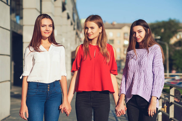 Group of casual young girls. Womans friendship - Foto, afbeelding