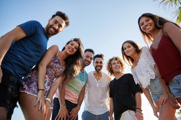Group of friends standing together outside smiling - Foto, Imagem