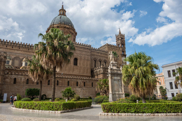 Palermo kathedraal (Metropolitan kathedraal van de veronderstelling van de Maagd Maria) in Palermo, Sicilië, Italië. Architecturale complex gebouwd in Norman, Moorse, gotische, barokke en neoklassieke stijl - Foto, afbeelding