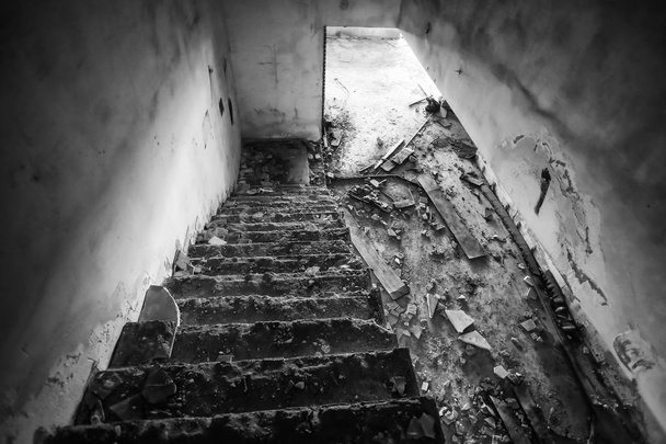 Oude verwoeste trappen - Foto, afbeelding