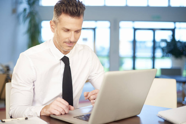 Businessman working with laptop at office - Foto, Bild