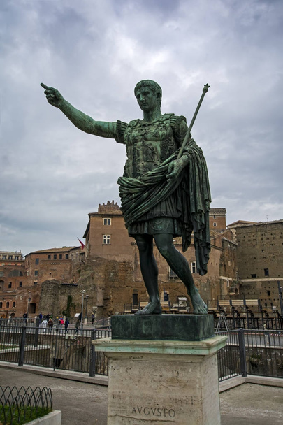 Statua di Augusto, août Statue en bronze César Marché Trajan Rome, Italie. Marché Trajan construit entre 100 et 110 AD. Modelé sur l'ancienne statue d'Auguste César
 - Photo, image