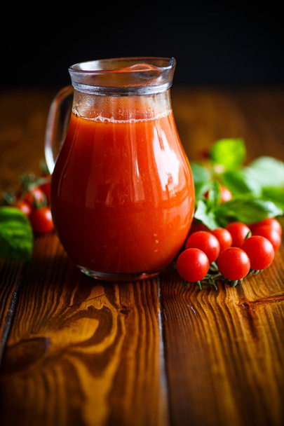 Homemade natural tomato juice in a decanter - Foto, Imagem