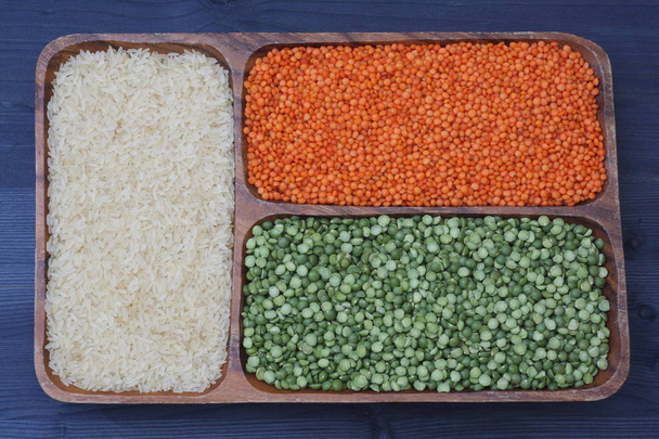 weißer Reis, rote Linsen und grüne Erbsen - Foto, Bild