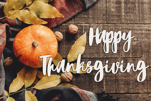happy thanksgiving text sign  flat lay. pumpkin with leaves - Foto, afbeelding
